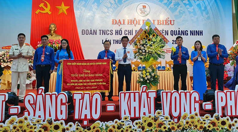 Đồng chí Bí thư Huyện ủy Quảng Ninh Trần Quốc Tuấn trao tặng đại hội bức trướng với kỳ vọng vào sự phát triển của tuổi trẻ huyện nhà.