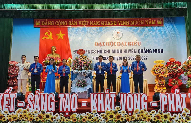Đồng chí Bí thư Tỉnh Đoàn Đặng Đại Bàng tặng hoa chúc mừng thành công của đại hội.