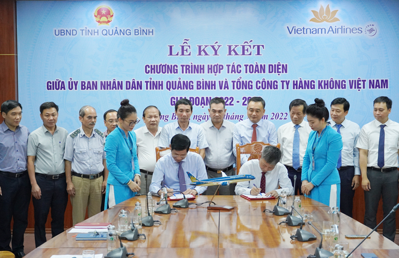 Đồng chí Phó Chủ tịch UBND tỉnh Hồ An Phong và Phó Tổng Giám đốc Vietnam Airlines Trịnh Ngọc Thành ký kết chương trình hợp tác toàn diện giữa UBND tỉnh Quảng Bình và Tổng Công ty Hàng không Việt Nam.