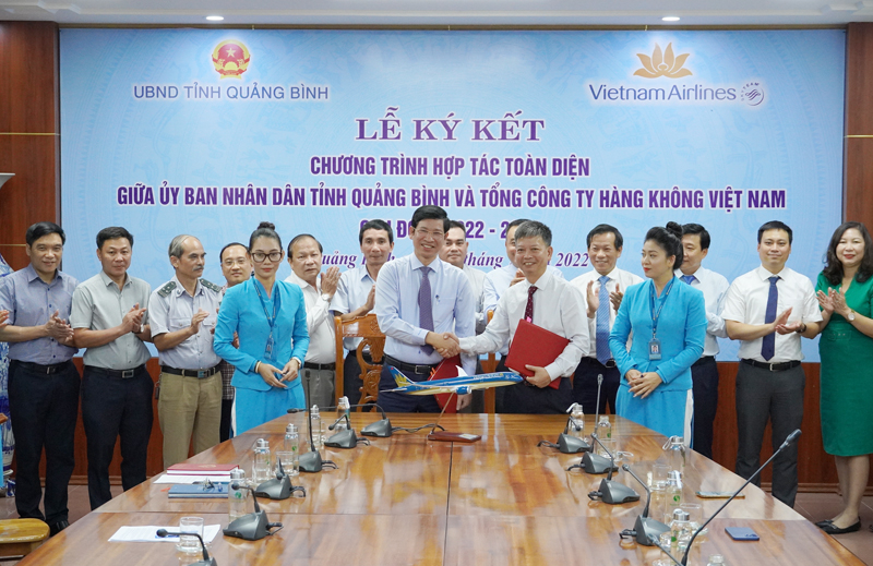 Hai bên mong muốn sau khi thực hiện các nội dung chương trình đã ký kết, mối quan hệ hợp tác toàn diện giữa UBND tỉnh Quảng Bình và Tổng Công ty Hàng không Việt Nam sẽ mang lại hiệu quả thiết thực.