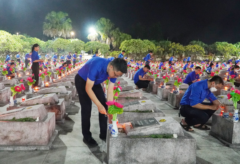 Thắp nến tri ân tại Nghĩa trang liệt sỹ Ba Dốc.