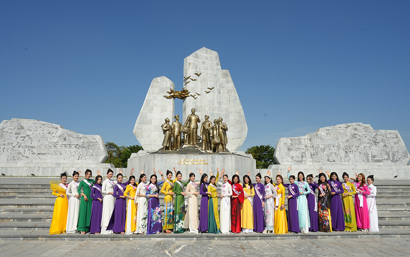 Các thí sinh tham quan Quảng trường Hồ Chí Minh.