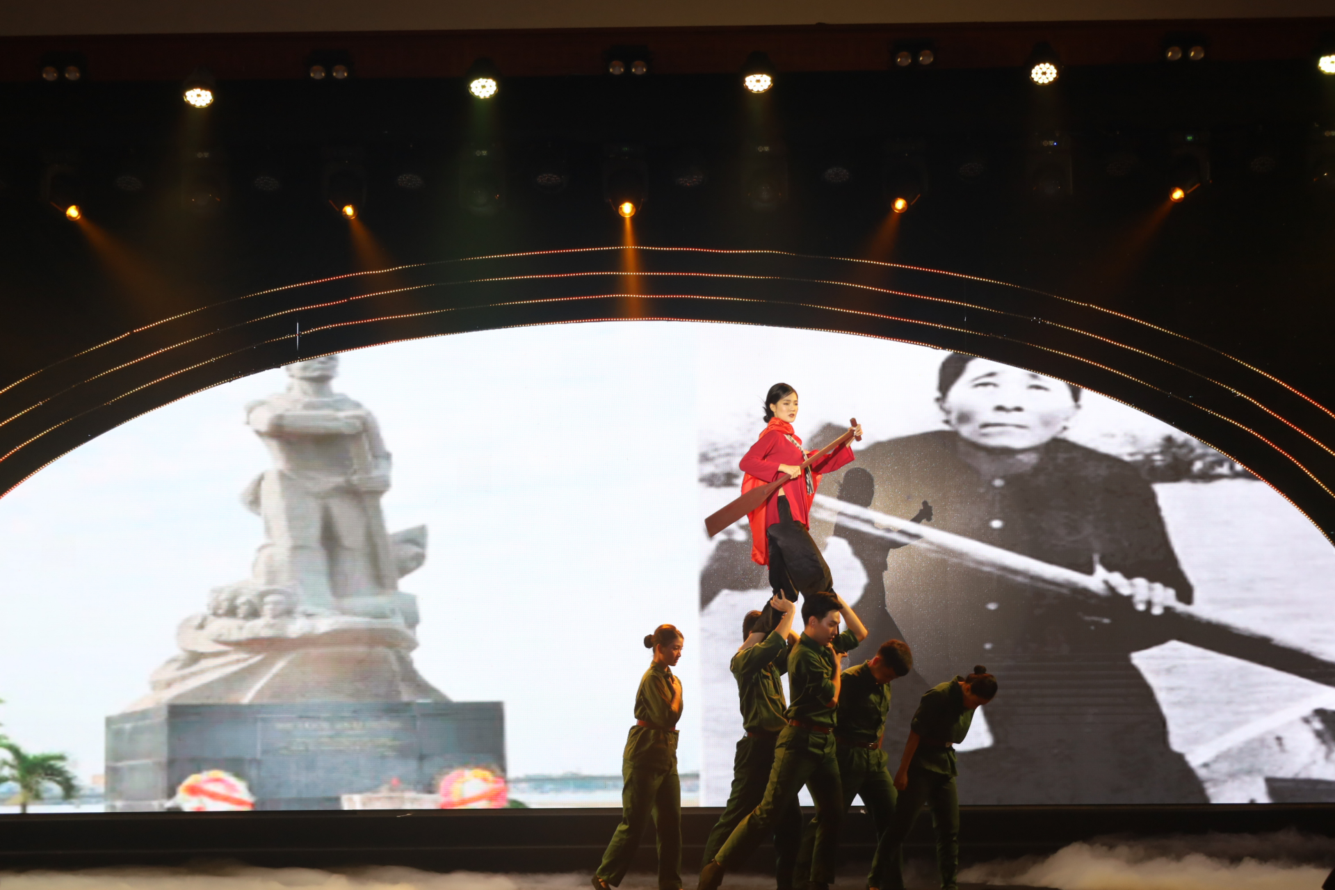 Phần thi tài năng của thí sinh top 10.