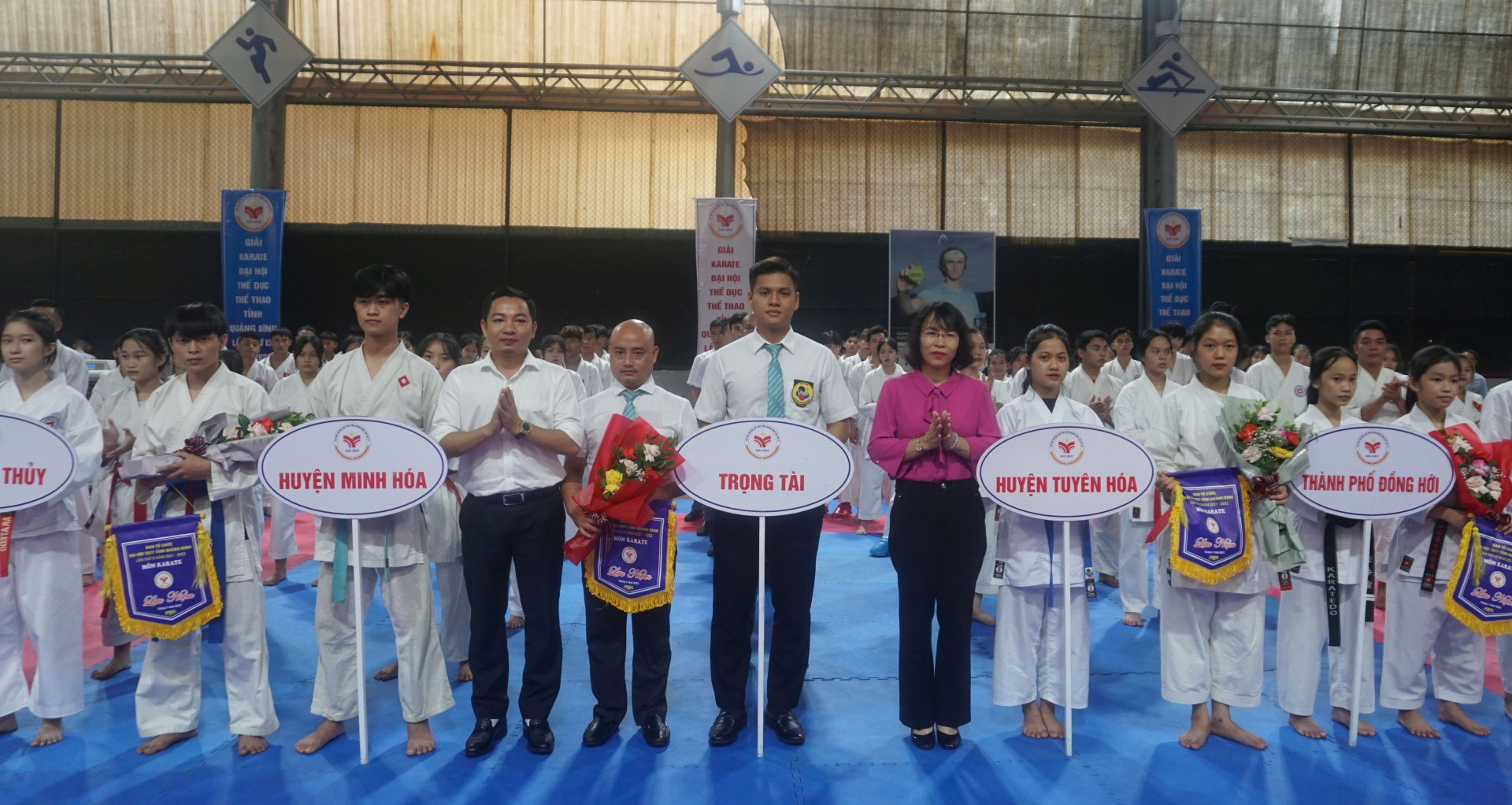  Ban tổ chức tặng hoa và cờ lưu niệm cho các đoàn tham gia giải.