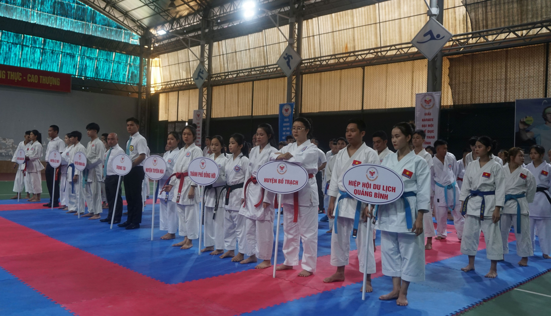 Các đoàn VĐV tham gia giải.