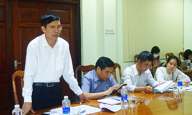 Thành viên Hội đồng quản lý Quỹ PTĐ tỉnh thảo luận tại phiên họp.