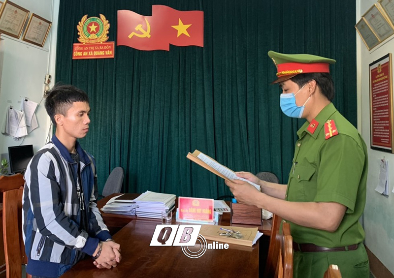 Cơ quan Cảnh sát điều tra Công an TX. Ba Đồn thi hành lệnh bắt tạm giam đối với Hoàng Văn Tân.