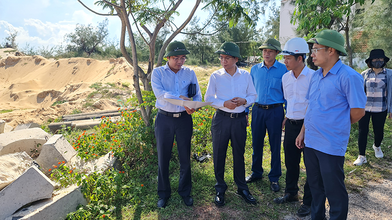 Đồng chí Phó Chủ tịch UBND tỉnh Phan Mạnh Hùng kiểm tra thực địa Dự án BIIG II Quảng Bình tại xã Lộc Ninh (TP. Đồng Hới).