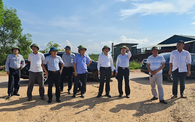 Đồng chí Phó Chủ tịch UBND tỉnh Phan Mạnh Hùng kiểm tra thực địa Dự án BIIG II Quảng Bình tại phường Bắc Nghĩa (TP. Đồng Hới).
