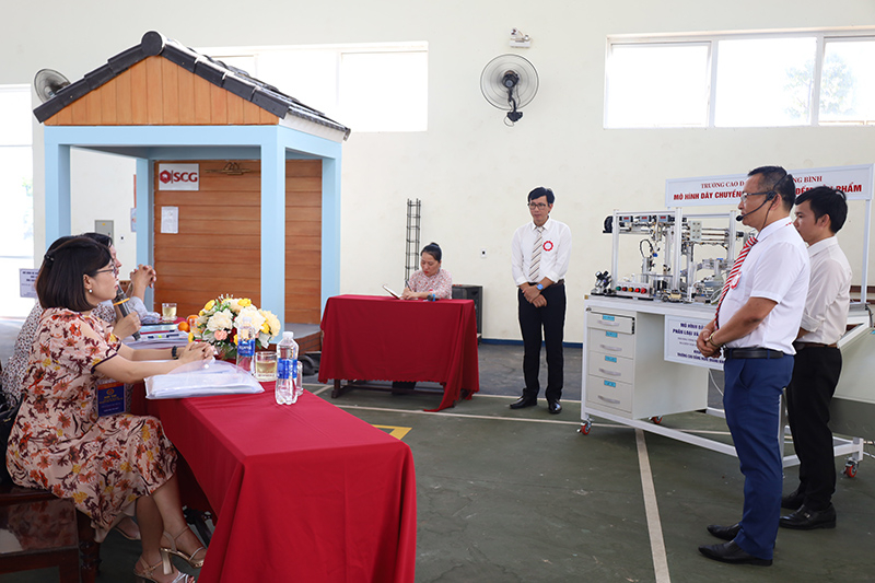 Các nhóm tác giả thuyết trình về ý tưởng, hiệu quả sử dụng, vận hành thiết bị và các nội dung liên quan.