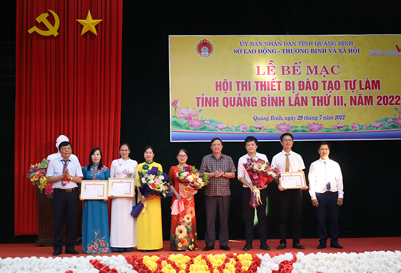 Ban tổ chức trao giải cho các tập thể, cá nhân đạt giải nhất.