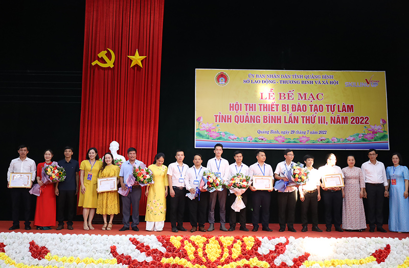 Ban tổ chức trao giải ba cho các tập thể, cá nhân xuất sắc.