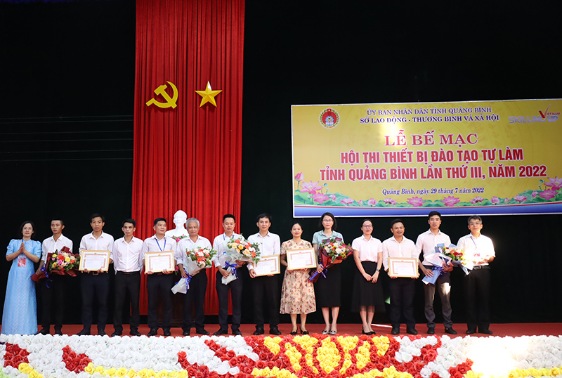 Các tác giả, nhóm tác giả đạt giải khuyến khích.