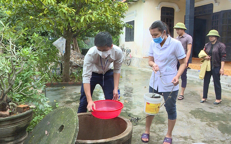 Cán bộ y tế xử lý nguồn nước sau lũ (Ảnh: Tư liệu).