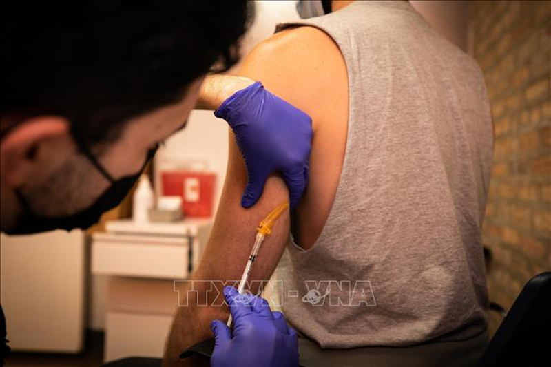 Nhân viên y tế tiêm vaccine phòng bệnh đậu mùa khỉ cho người dân tại Chicago, Mỹ, ngày 25/7/2022. Ảnh minh họa: THX/TTXVN