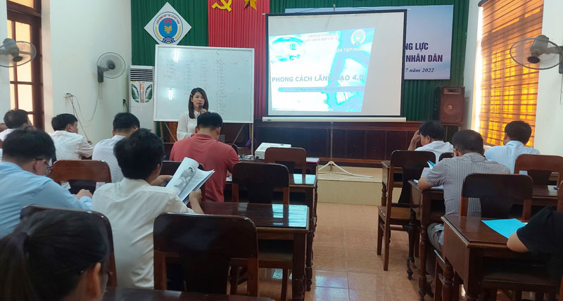 Giảng viên giải đáp một số vấn đề thắc mắc trong quá trình triển khai, thực hiện hoạt động tín dụng tại cơ sở