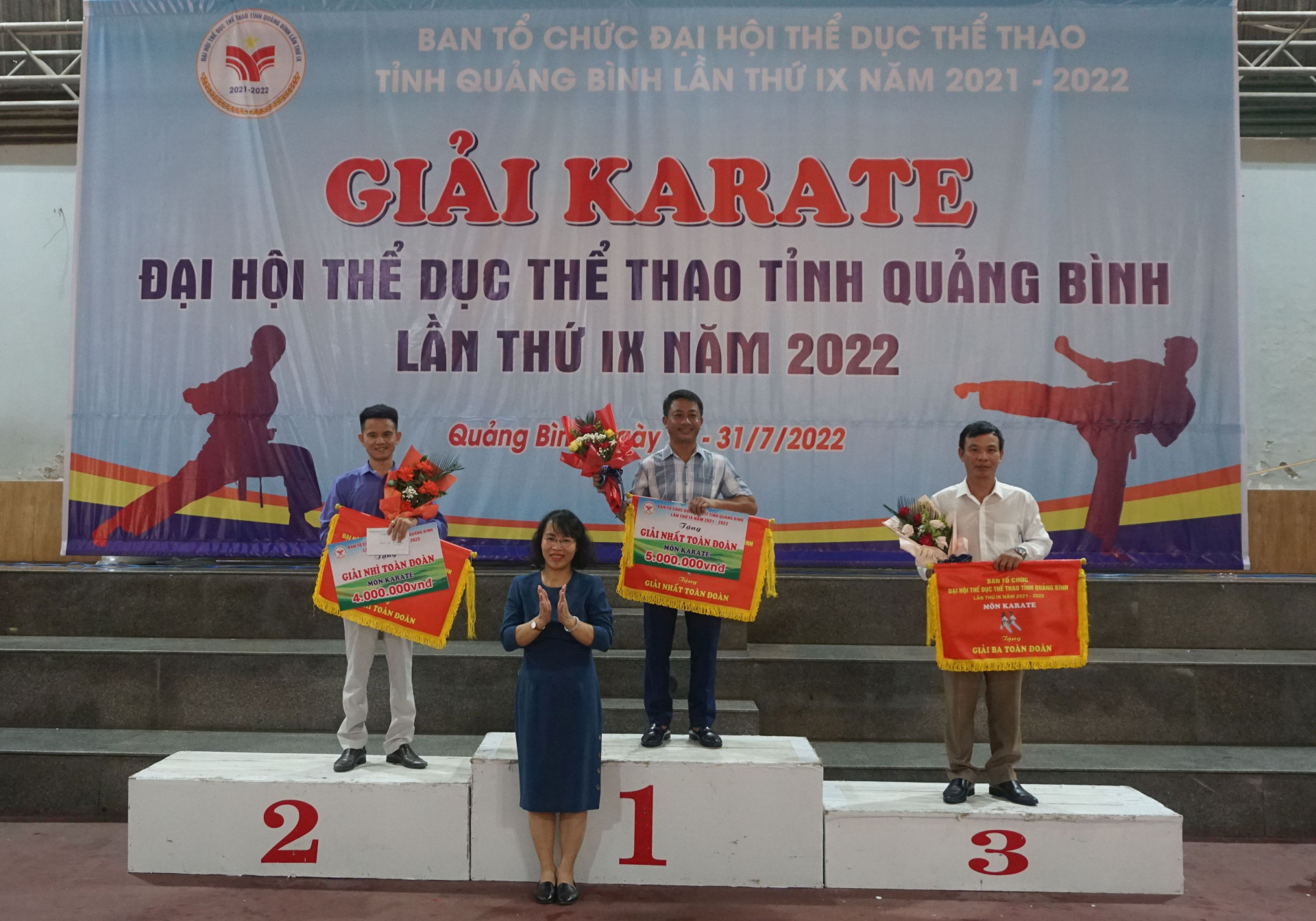Ban tổ trao giải nhất, nhì, ba toàn đoàn cho các đội Karate Tuyên Hóa, Hiệp hội du lịch Quảng Bình và Quảng Ninh.