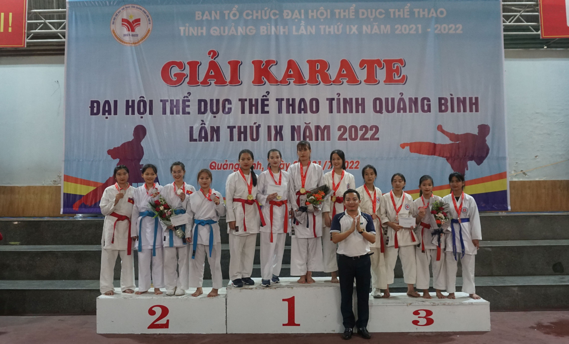 Ban tổ chức trao giải đồng đội nữ cho các đội,