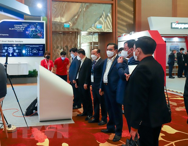 Đoàn Việt Nam tham quan gian hàng tại Hội nghị WCS 2022. (Ảnh: Lê Dương/TTXVN)