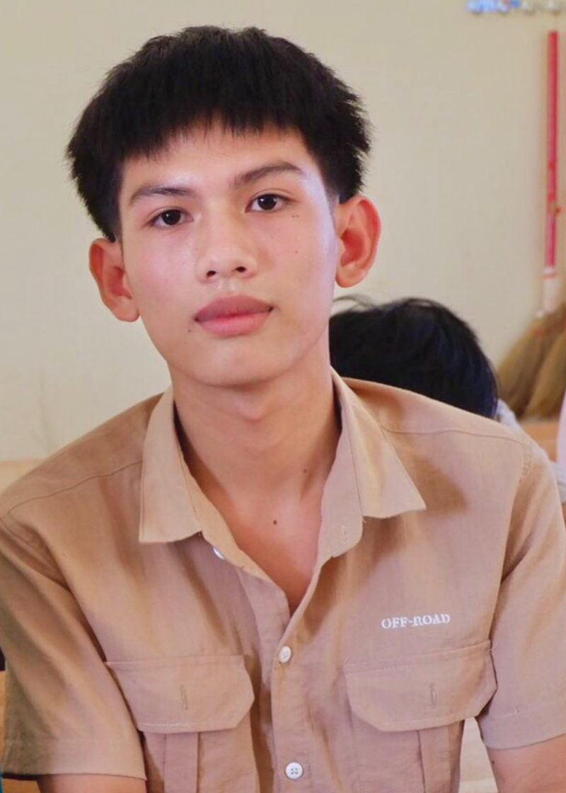 Em Đoàn Hữu Tài, học sinh lớp 12A8 với điểm 10 môn Lịch sử đầu tiên của Trường THPT Nguyễn Bỉnh Khiêm (Quảng Trạch).