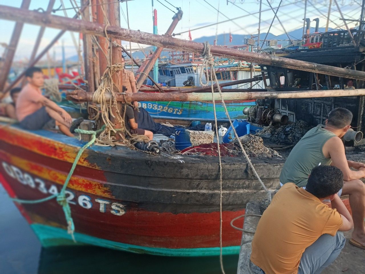 Hiện trường vụ cháy tàu cá.