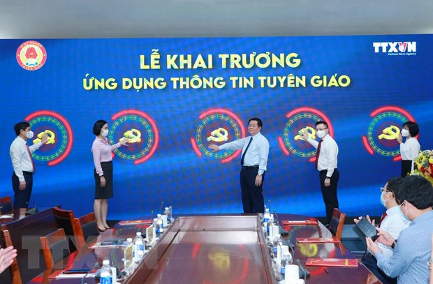 Ông Nguyễn Trọng Nghĩa, Bí thư Trung ương Đảng, Trưởng Ban Tuyên giáo Trung ương và các đại biểu nhấn nút khai trương ứng dụng thông tin tuyên giáo hồi tháng 9/2021. (Ảnh: Phương Hoa/TTXVN)