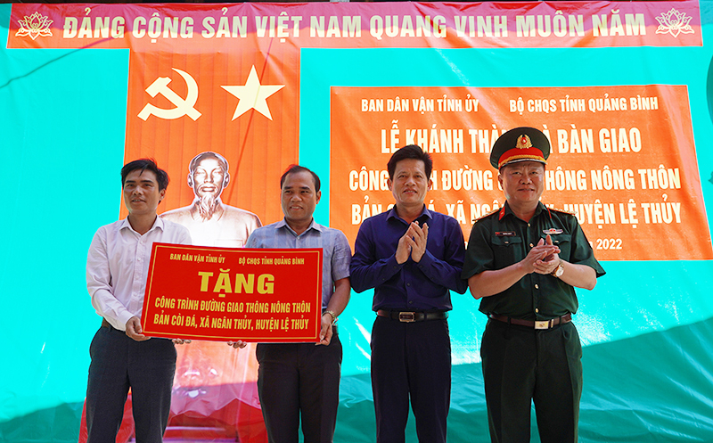 Đồng chí Trưởng ban Dân vận Tỉnh ủy Lê Văn Bảo và đại diện lãnh đạo Ban Chỉ huy Quân sự tỉnh, huyện Lệ Thủy trao biển tặng công trình đường giao thông nông thôn cho xã Ngân Thủy.