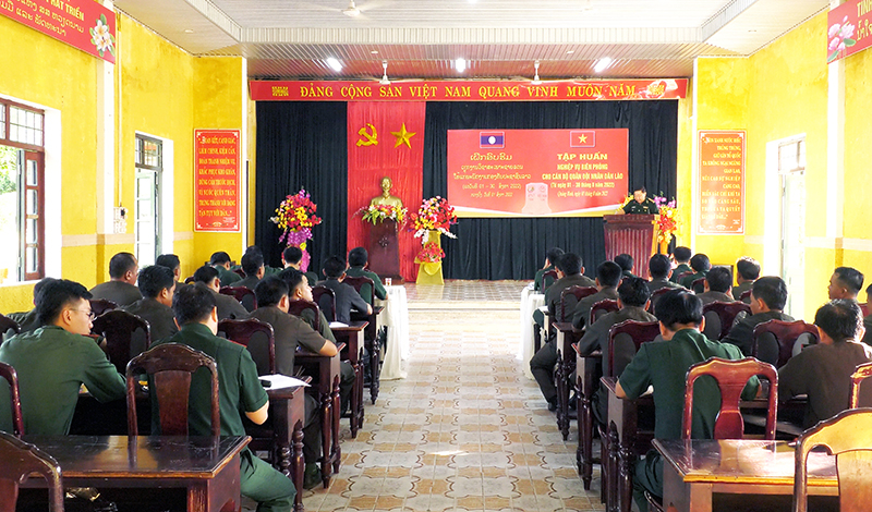 Lớp tập huấn nghiệp vụ cho cán bộ Quân đội Nhân dân Lào.