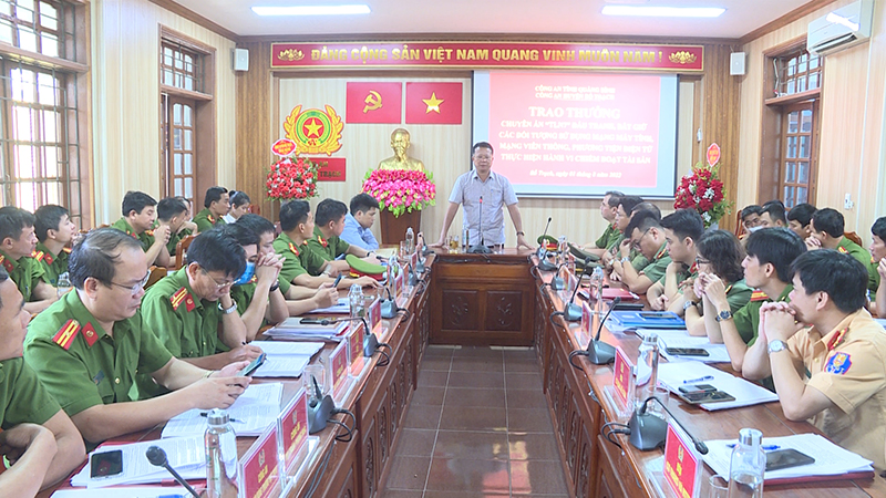 Đại diện lãnh đạo huyện Bố Trạch tặng hoa chúc mừng Phòng PA05, Công an tỉnh và Công an huyện Bố Trạch phá thành công chuyện án “TLN7”.