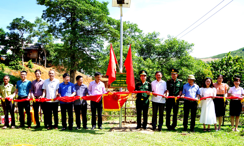  Đại diện lãnh đạo Bộ Chỉ huy BĐBP tỉnh, Khối Thi đua các trường chuyên nghiệp tỉnh, Đồn biên phòng Ra Mai và cán bộ, nhân dân xã Trọng Hóa cắt băng khánh thành công trình “Ánh sáng vùng biên”.