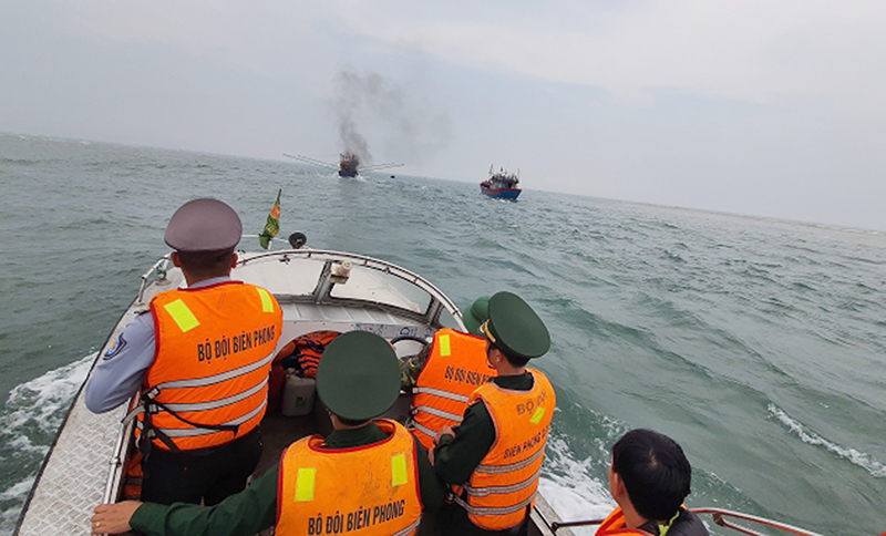 Lực lượng chức năng kiểm tra, xử lý các tàu giã cào đơn khai thác hải sản bất hợp pháp, vi phạm các quy định.
