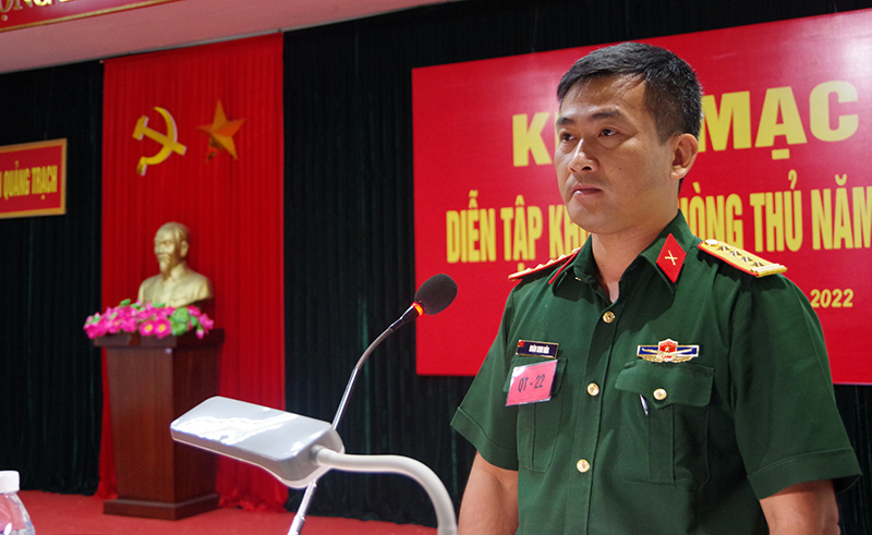 Đại tá Đoàn Sinh Hòa, Ủy viên Ban Thường vụ Tỉnh ủy, Chỉ huy trưởng Bộ Chỉ huy Quân sự tỉnh, Phó trưởng Ban thường trực Ban chỉ đạo diễn tập tỉnh phát biểu chỉ đạo