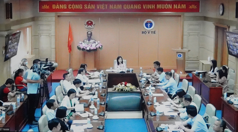 Quyền Bộ trưởng Bộ Y tế Đào Hồng Lan chủ trì hội nghị tại điểm cầu Bộ Y tế.