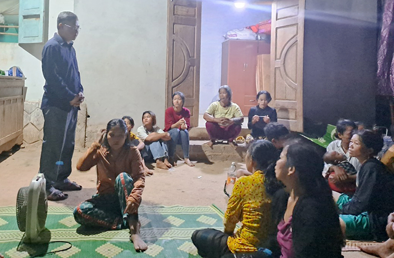 Đại diện lãnh đạo thị trấn Nông trường Việt Trung (Bố Trạch) thăm và động viên gia đình. 