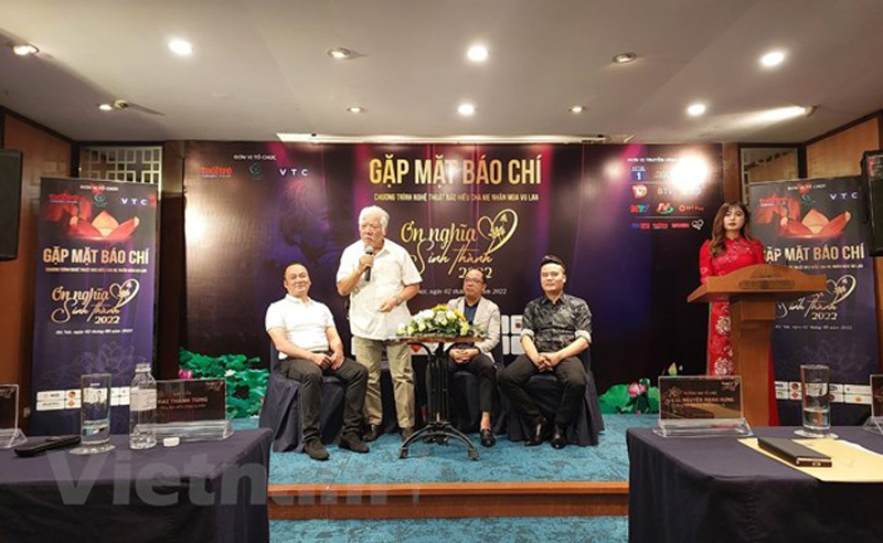 Nghệ sỹ ưu tú Lê Chức chia sẻ về chương trình trong buổi họp báo. (Ảnh: Minh Thu/Vietnam+)