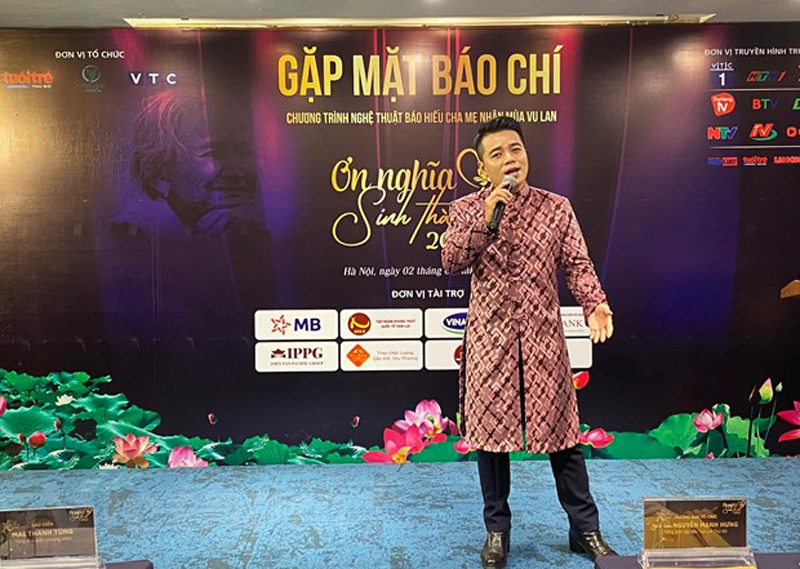 Ca sỹ David Lê thể hiện một số ca khúc tại họp báo. (Ảnh: PV/Vietnam+)