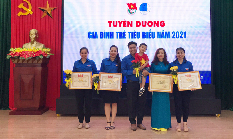 Gia đình anh Phạm Xuân Trung và chị Trần Thị Lệ Thủy (đứng thứ hai từ phải qua) tại lễ tuyên dương gia đình trẻ tiêu biểu năm 2021.