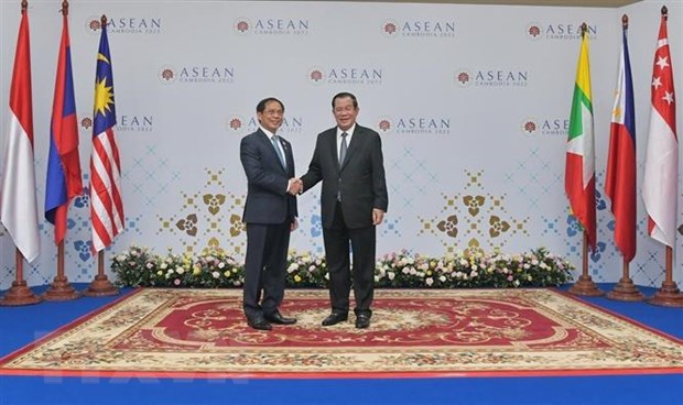 Bộ trưởng Ngoại giao Việt Nam Bùi Thanh Sơn chào xã giao Thủ tướng Hun Sen. (Ảnh: Nguyễn Vũ Hùng/TTXVN)