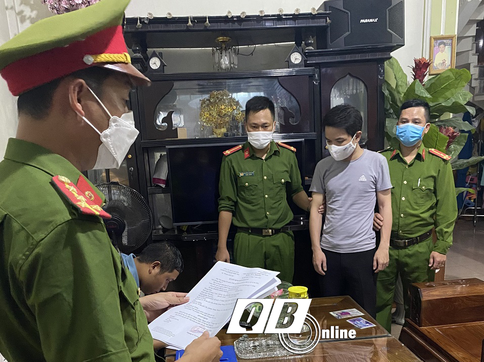 Cơ quan Cảnh sát điều tra Công an TX. Ba Đồn thi hành lệnh bắt tạm giam đối với Hoàng Chính Thành.