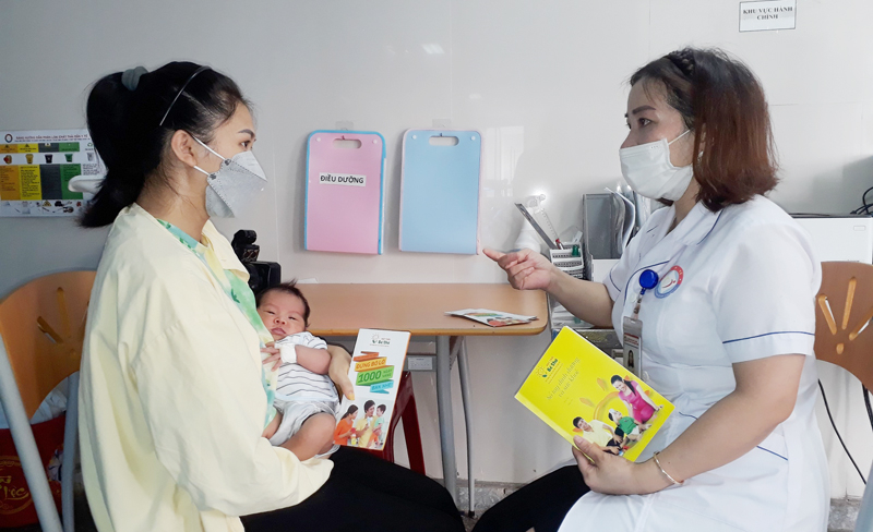 Các y bác sĩ hướng dẫn bà mẹ cho con bú đúng cách và nuôi con hoàn toàn bằng sữa mẹ trong 6 tháng đầu.