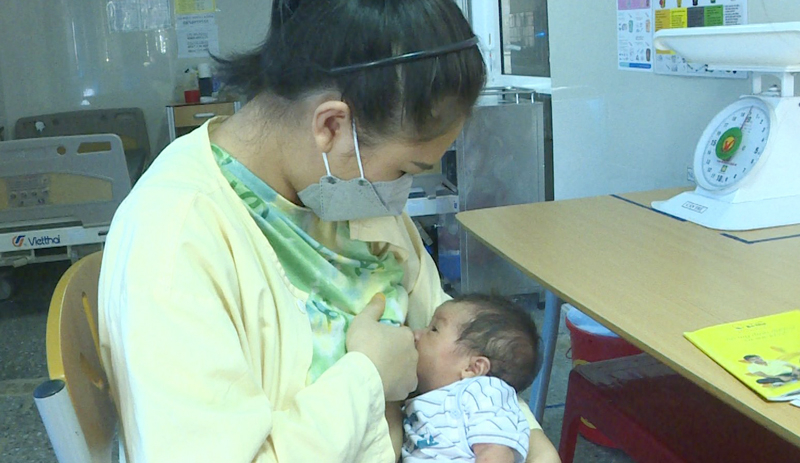 Các bà mẹ cần cho trẻ bú sớm trong vòng 1 giờ đầu sau sinh.