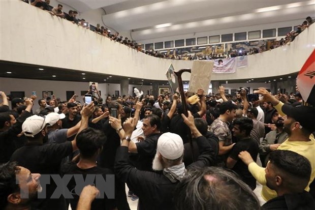 Hàng trăm người biểu tình tập trung tại tòa nhà Quốc hội Iraq ở thủ đô Baghdad nhằm phản đối việc đề cử ông Mohammed Shia' al-Sudani vào vị trí Thủ tướng nước này, ngày 31/7/2022. (Ảnh: AFP/TTXVN)