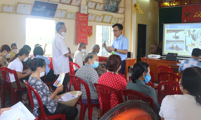 Cán bộ Phòng Truyền thông và Phát triển đối tượng tuyên truyền chính sách BHXH, BHYT cho người dân trên địa bàn TP. Đồng Hới.