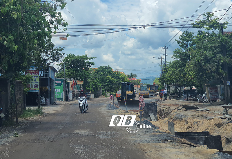 Đơn vị thi công đường đang tập trung máy móc để thi công phần mặt đường tuyến đường Lê Lợi-Lý Thái Tổ.