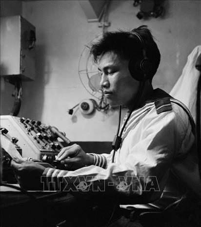Báo vụ viên Lại Văn Tùng, chiến sỹ thuộc hạm thuyền A, phân đội X Hải quân, trong trận đánh đuổi tàu khu trục USS Maddox của Mỹ ngày 2/8/1964 đã nhận và chuyển chính xác các mệnh lệnh chiến đấu của cấp trên. Ảnh: Đoàn Tý/TTXVN