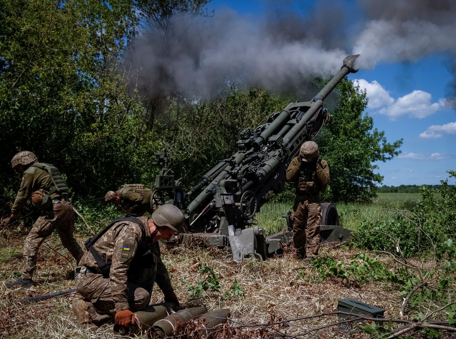 Binh sĩ Ukraine bắn đạn pháo từ khẩu M777 Howitzer gần tiền tuyến khu vực Donetsk. Ảnh: Reuters
