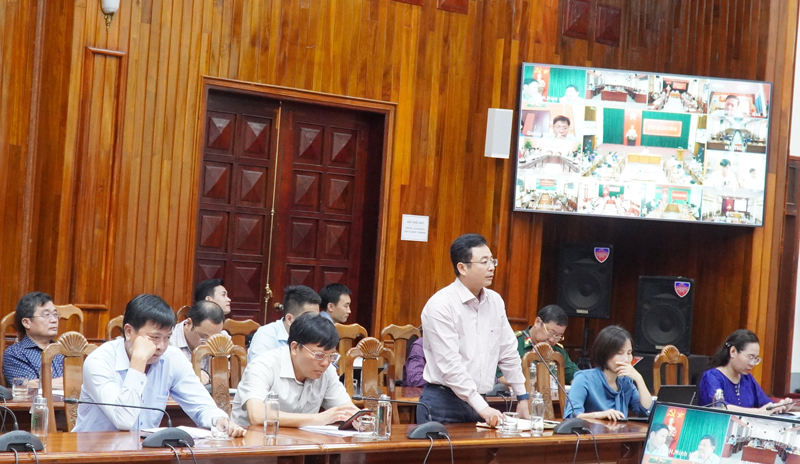 Đồng chí Giám đốc Sở Giáo dục-Đào tạo trao đổi về công tác phối hợp tiêm vắc xin cho học sinh trước thềm khai giảng năm học mới.