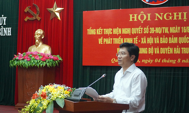 Đồng chí Trương An Ninh, Ủy viên Ban Thường vụ Tỉnh ủy, Bí thư Thị ủy Ba Đồn thảo luận tại hội nghị