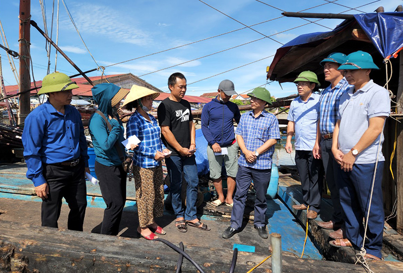 Đại diện lãnh đạo Sở Nông nghiệp và PTNT thăm hỏi các gia đình ngư dân có tàu cá bị cháy tại xã Cảnh Dương (Quảng Trạch).