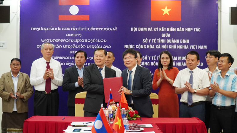 Giám đốc Sở Y tế tỉnh Quảng Bình Dương Thanh Bình và Giám đốc Sở Y tế tỉnh Khăm Muồn Kèn-chăn Thong-sạ-vắt ký kết biên bản hợp tác về lĩnh vực y tế.